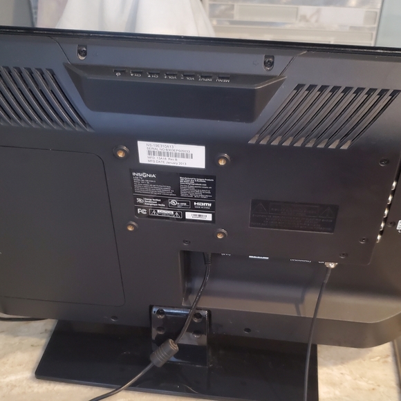 Insignia 19" LED TV NS-19E310A13 W/Remote - Picture 7 of 16